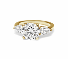 Load image into Gallery viewer, טבעת אירוסין עגולה 4.15 קראט עם יהלומי צד בצורת טיפה זהב 14k