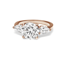 Load image into Gallery viewer, טבעת אירוסין עגולה 4.15 קראט עם יהלומי צד בצורת טיפה זהב 14k